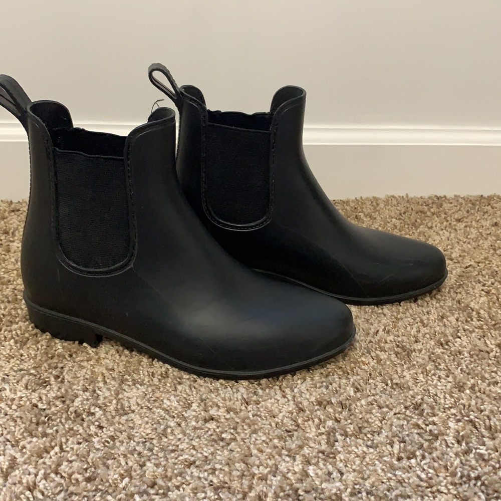 Black rubber boots with elastic sides